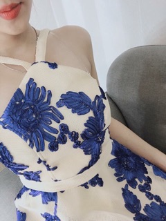 Đầm xoè cổ yếm hoa nổi