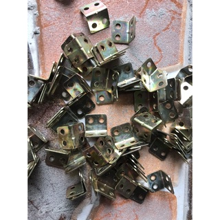 KE GÓC  VUÔNG 4 LỖ 21 X 17 x1.0 ( 1 BỊt = 100 CÁI ) Pát sắt vuông mạ kẽm , kê góc