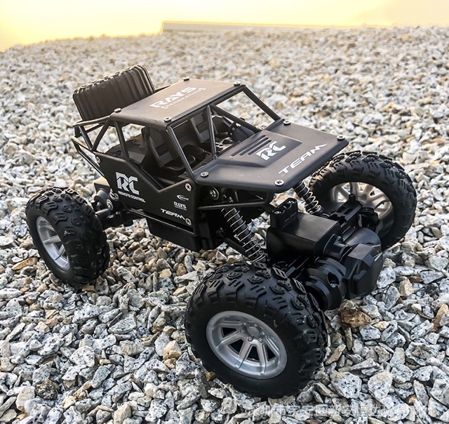 Xe điều khiển địa hình off-road vỏ kim loại 1:18