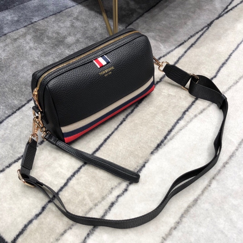 Túi đeo chéo nam Trang trí dây vải màu đỏ, trắng và xanh mang tính biểu tượng tinh tế thom browne