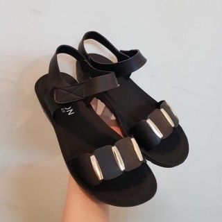 Xăng đan bệt khuy sắt