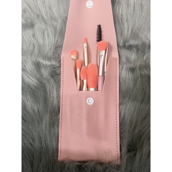 com bo bộ cọ mini 8 cây siêu cute bỏ túi rất gọn  tiện lợi khi mang theo đi du lịch , giúp bạn luôn tươi tắn rạng ngời