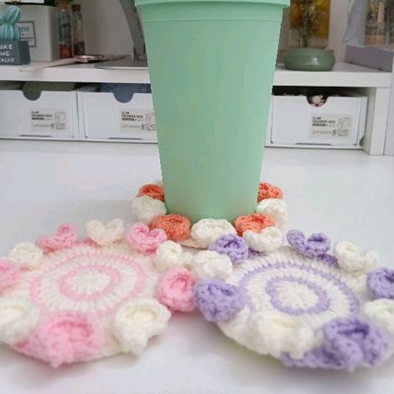 Lót ly handmade bằng len hình trái tim nhiều màu thủ công