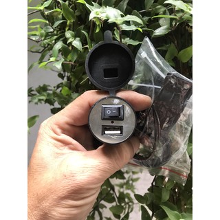 Sạc điện thoại gắn trên xe máy