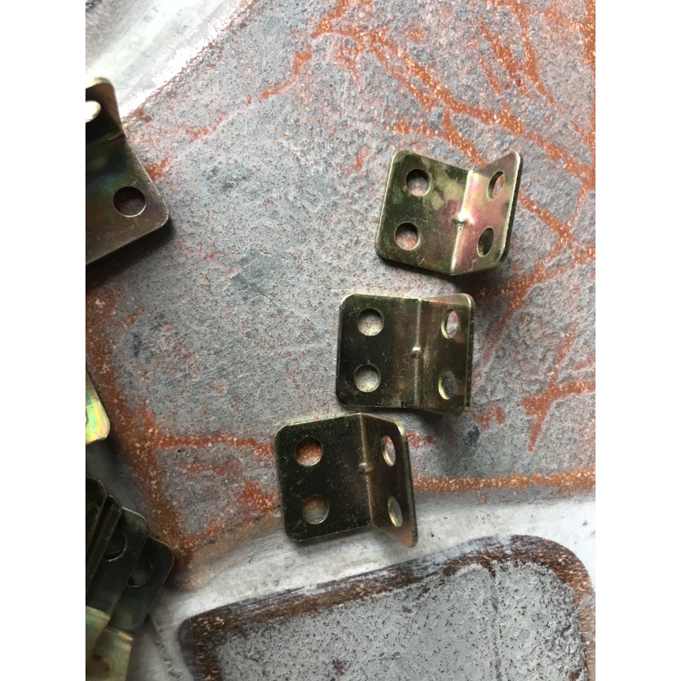 KE GÓC  VUÔNG 4 LỖ 21 X 17 x1.0  Pát sắt vuông mạ kẽm , kê góc