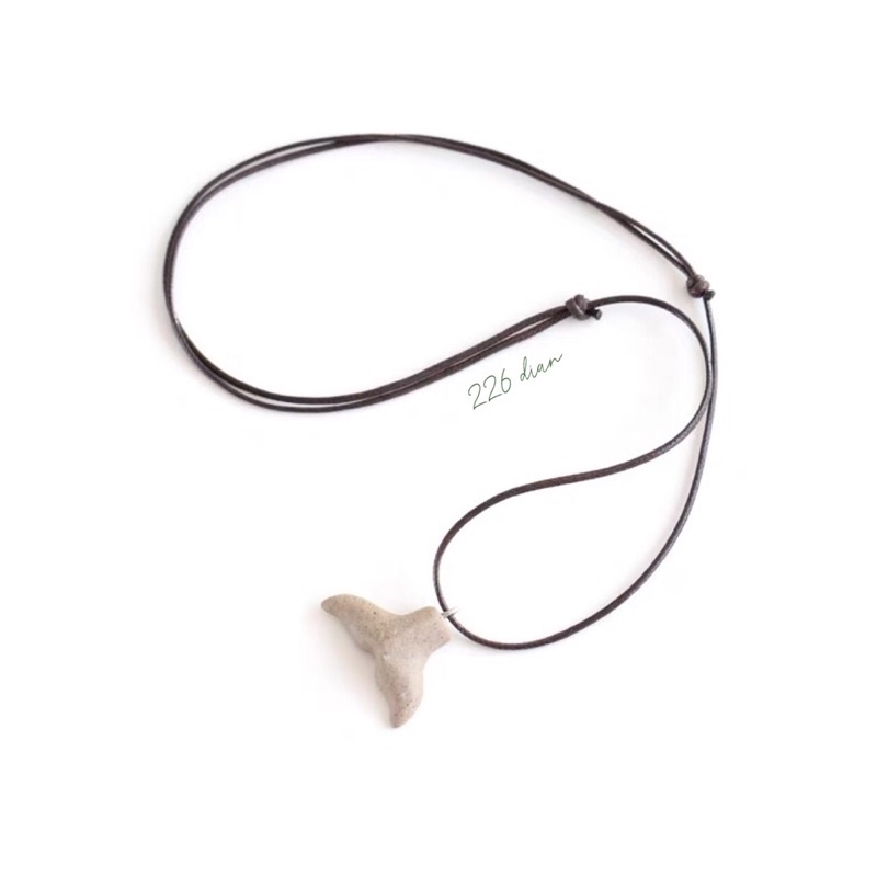 Vòng cổ nam nữ handmade charm đuôi cá đen, trắng, be