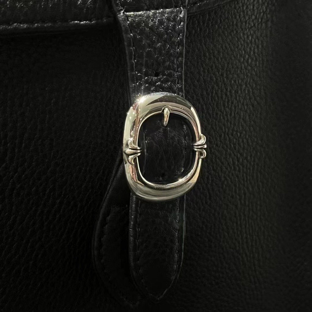 Túi sách Chrome Hearts, được làm bằng da thật 100% các khuy cài được làm bằng bạc 925.