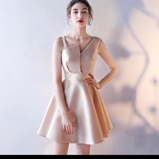 Váy hồng nude