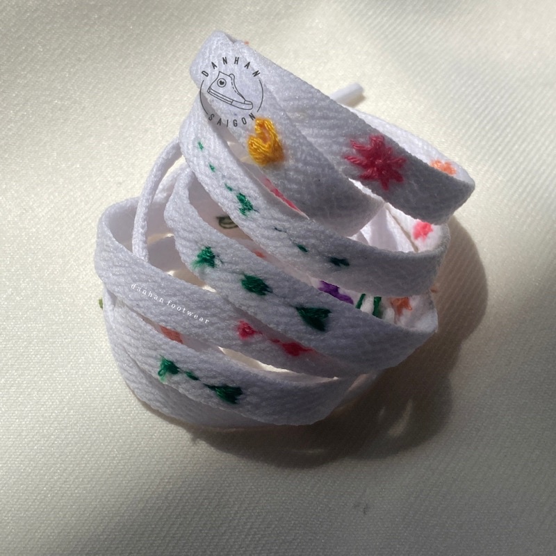 Dây giày classic và dây thêu sẵn