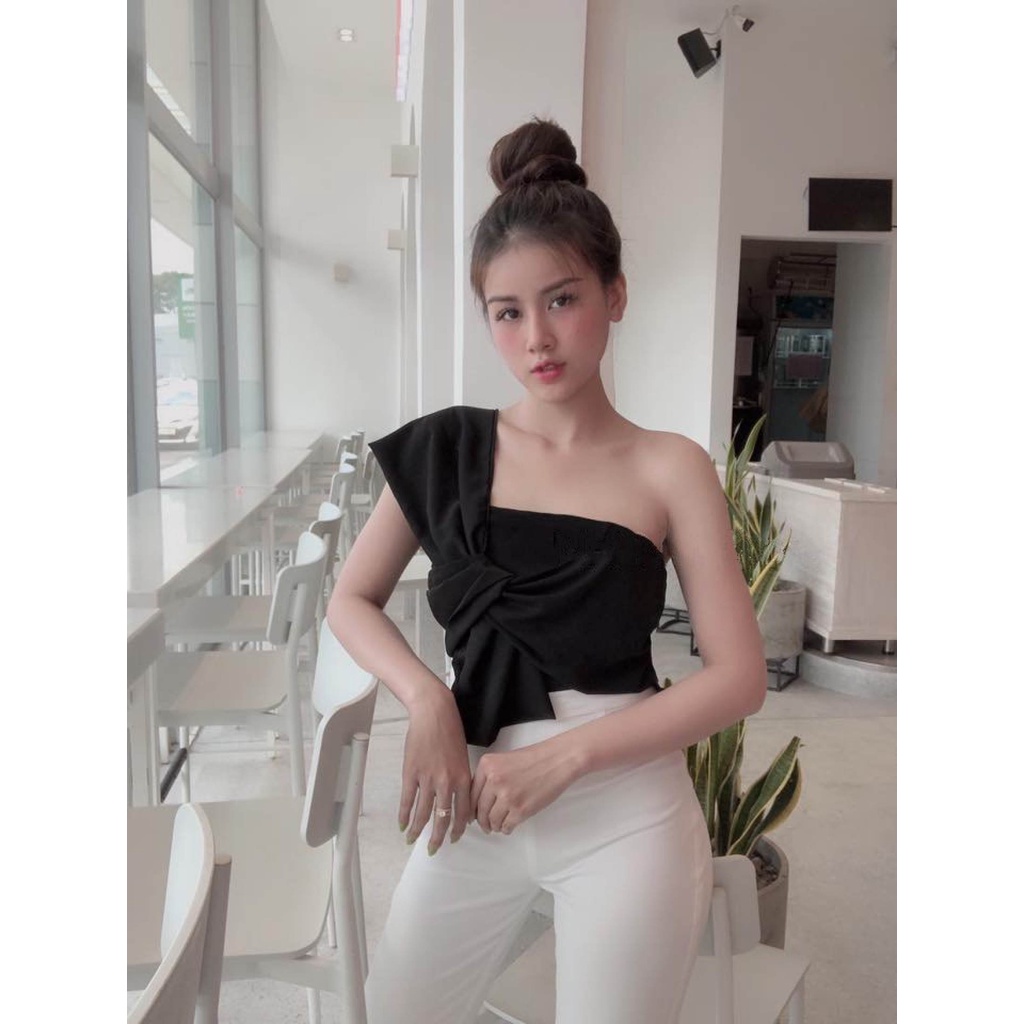 Áo croptop lệch vai, kiểu dáng độc lạ, chất liệu lụa pháp, phối gì cũng xinh