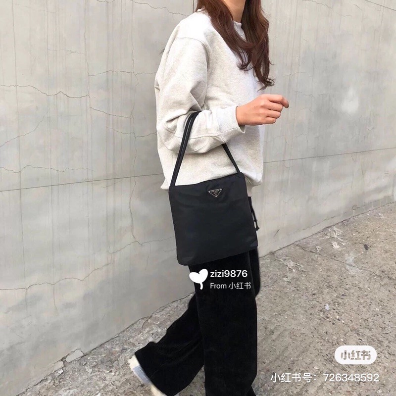 Túi xách nữ có thể đeo vai chất liệu nylon chống thấm nước logo đính trước mặt prada