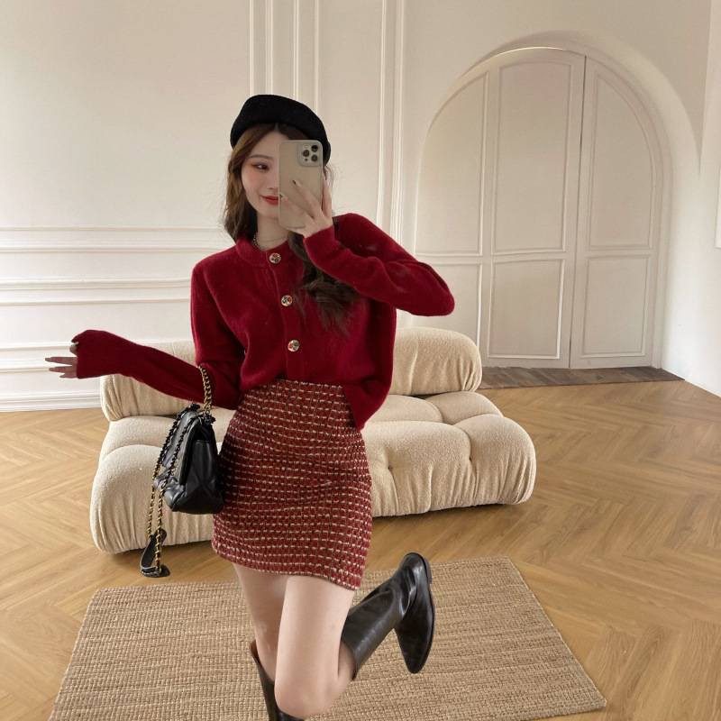 Bộ Áo Khoác Cardigan Dệt Kim Màu Đỏ Phối Chân Váy Kẻ Sọc Kiểu Retro Thời Trang 2021