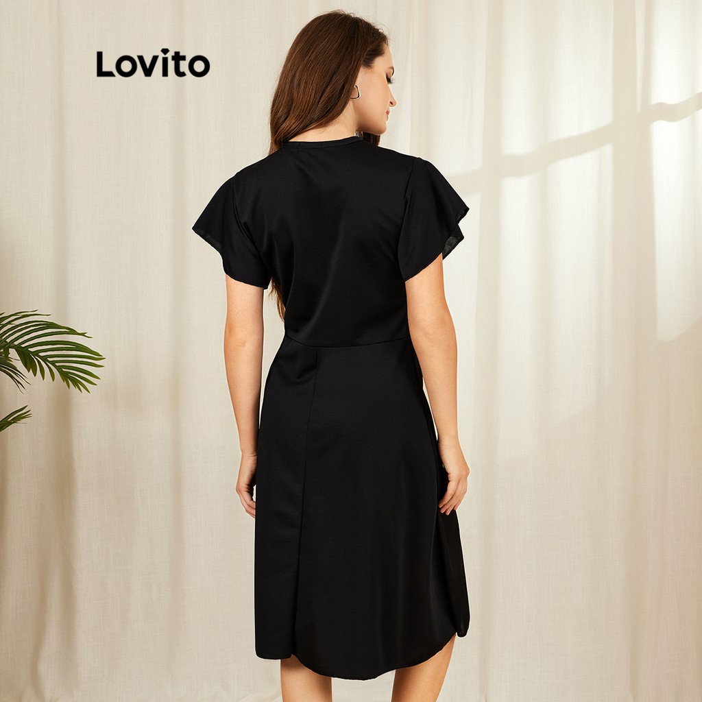 Đầm Lovito cổ chữ V phối nút xếp nếp màu trơn sang trọng L18X578 (Màu đen)