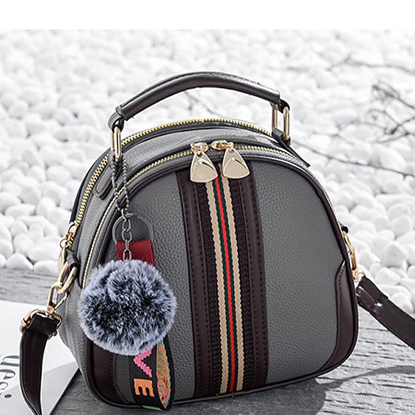 Túi đeo chéo nữ kèm quả bông HOTTREND  Túi đeo chéo nữ Hàn Quốc cao cấp Deli_store