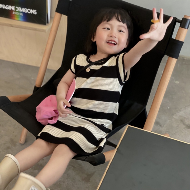 Đầm Sát Nách Hoạ Tiết Kẻ Sọc Cho Bé Gái