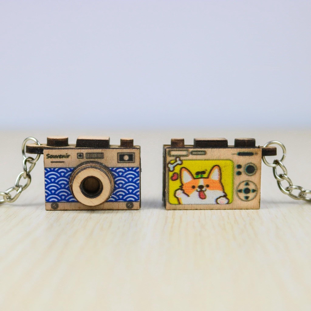 Móc khóa máy ảnh 2 mặt bằng gỗ dễ thương