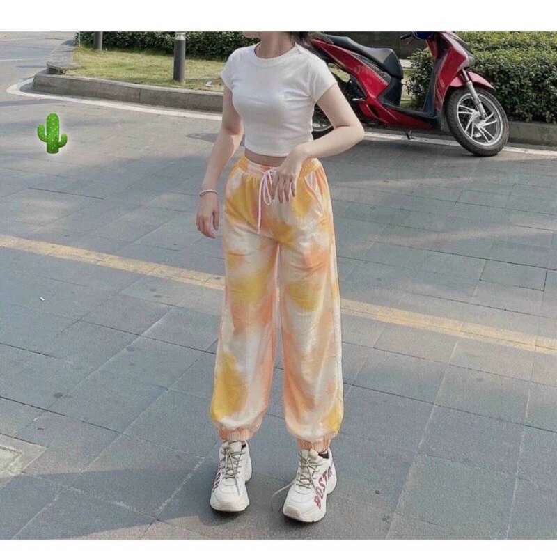 Quần joggers nỉ loang màu năng động.