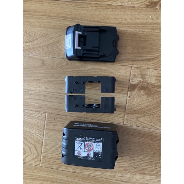 Vỏ Pin Makita loại đẹp có tem đít sạc araptor có báo pin