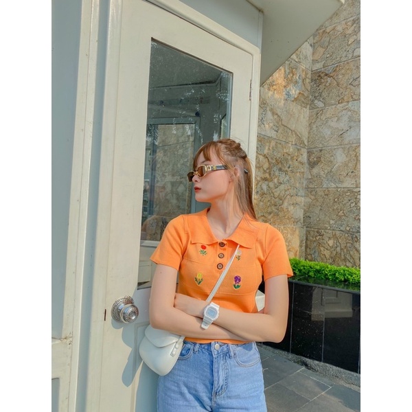 Áo crop có cổ bốn cánh hoa nhiều màu