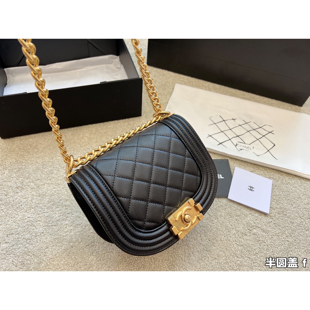 Túi Đeo Chéo Da Cừu Phối Kim Loại Màu Đen Vàng Sang Trọng