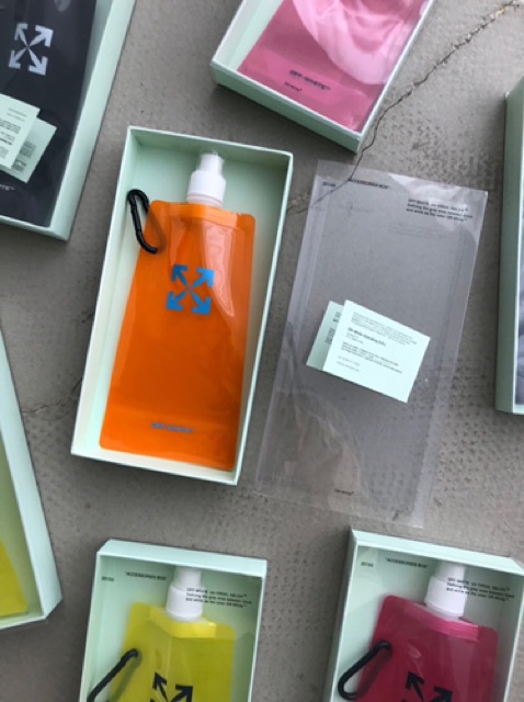 Bình đựng nước Off White arrow print water bottle ss20