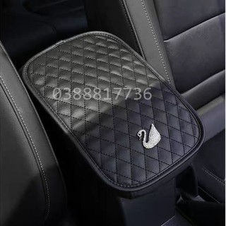 Lót hộp tỳ tay ô tô bằng da gắn hoa Chanel xinh xắn