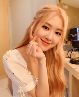 Đầm Rosé Blackpink sexy