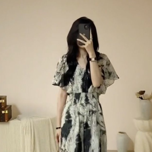 Jumpsuit thiết kế mùa hè 2022 cảm giác mực vẽ in mưa sương mù Giang Nam thời trang jumpsuit eo thon cổ chữ V quần dài
