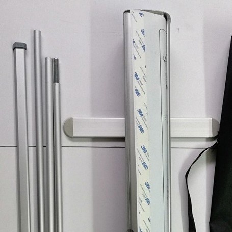 Standee cuốn nhôm chân Inox kích thước 0.6x1.6m, 0.8x2.0m, treo hình ảnh quảng cáo tại các siêu thị, cửa hàng, hội nghị