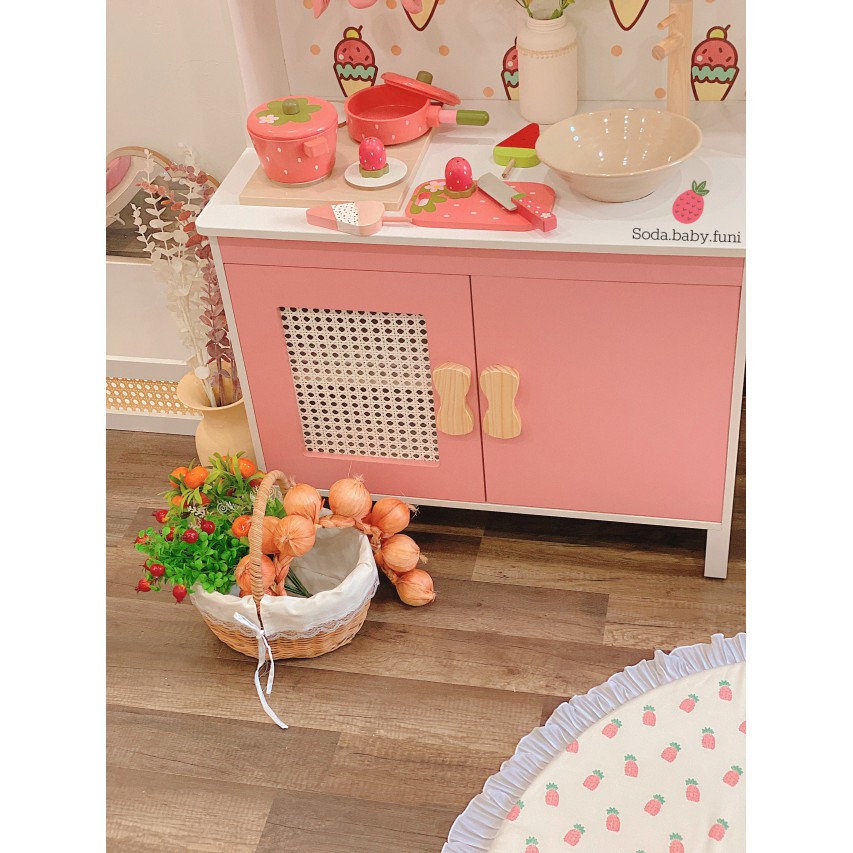 .. Tủ bếp đồ chơi cho bé, Playkitchen hàng thiết kế và sản xuất riêng cao cấp màu hồng, gỗ ngang 70cm mã 002