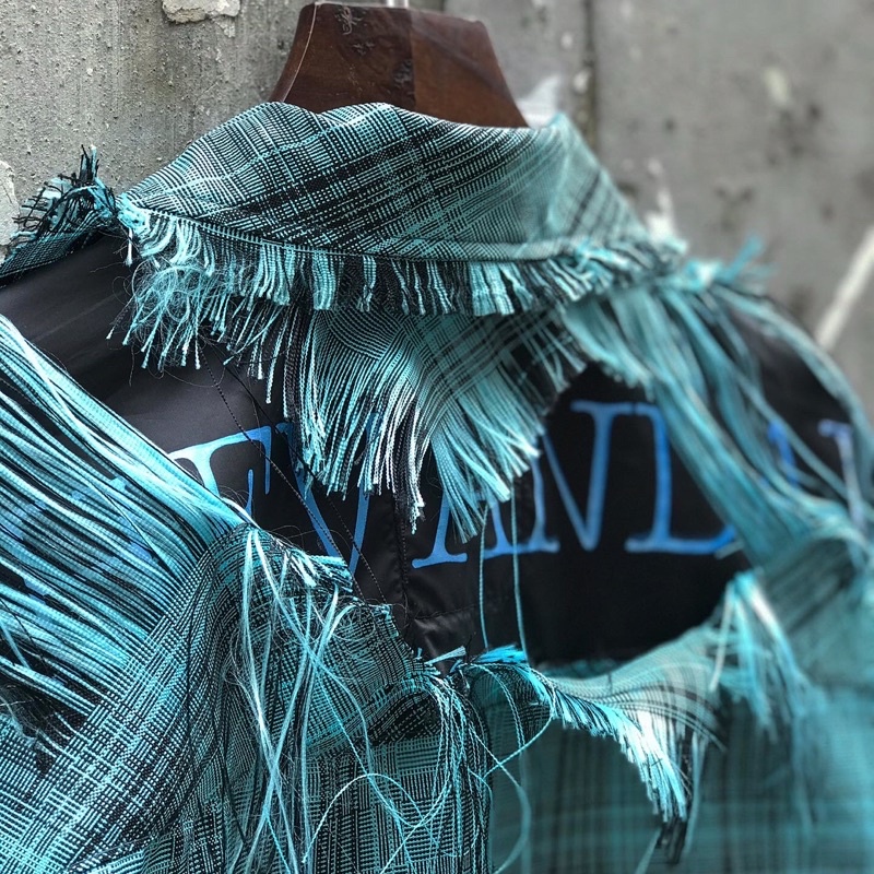 ÁO SƠMI “TVD SỌC RÁCH VAI TUA RUA VẢI”