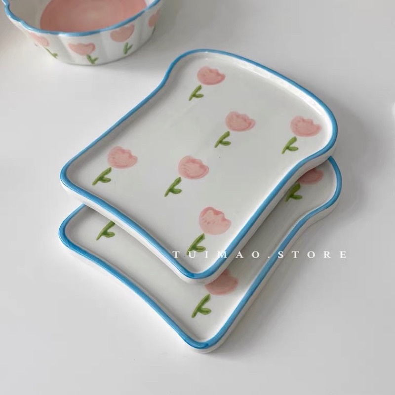 Đĩa gốm sứ hình dáng bánh sandwhich hoạ tiết Tulip dễ thương
