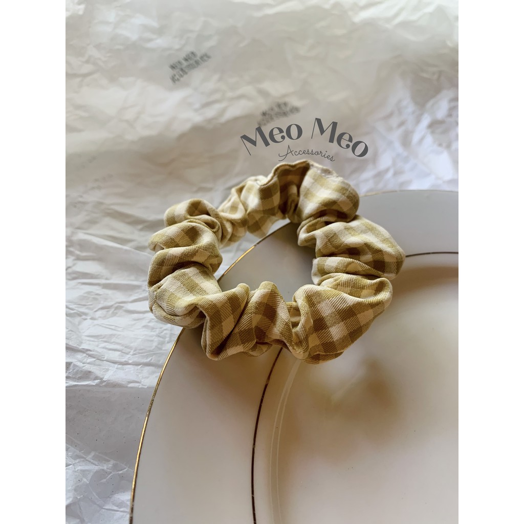 Buộc tóc scrunchie vải kẻ caro sắc màu cho nàng năng động