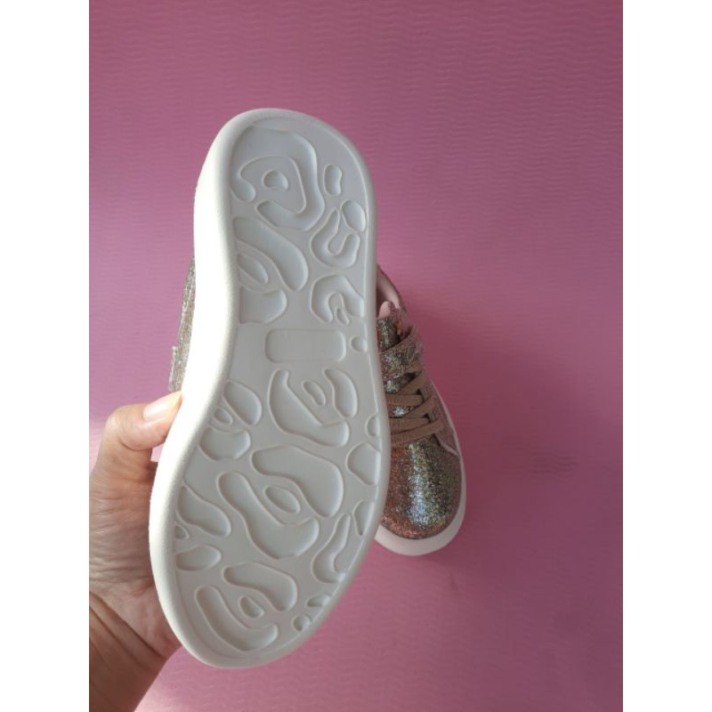 Giày xuất cho bé