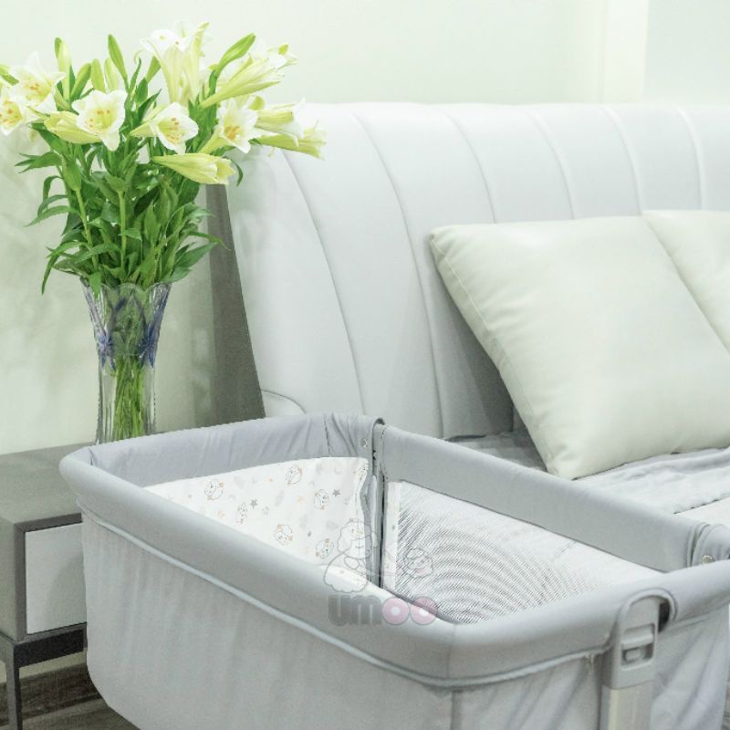 Nôi cũi Umoo đa năng UM-08109 nâng hạ 4 cấp độ có bánh xe du chuyển, hãng chính hãng.