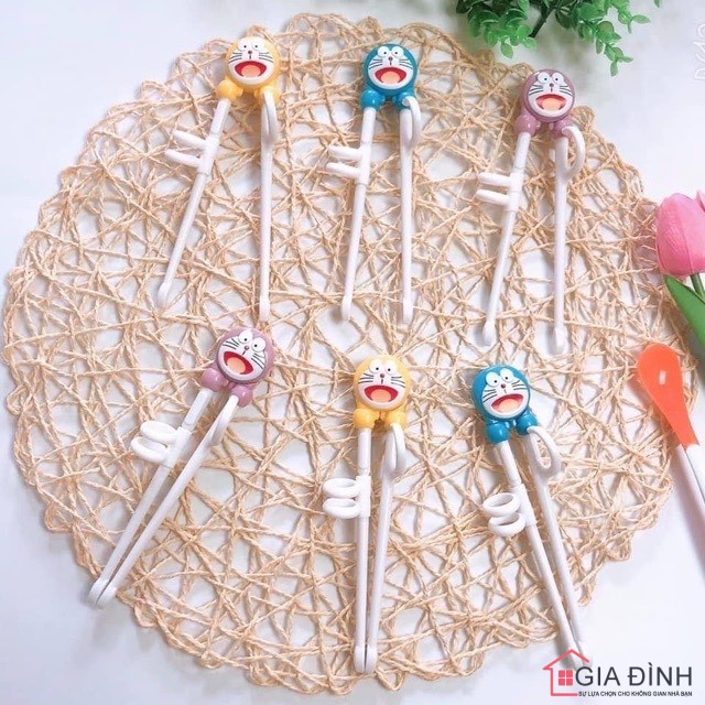 Đũa tập gắp xỏ ngón thông minh hình Doremon cho bé tập ăn dặm