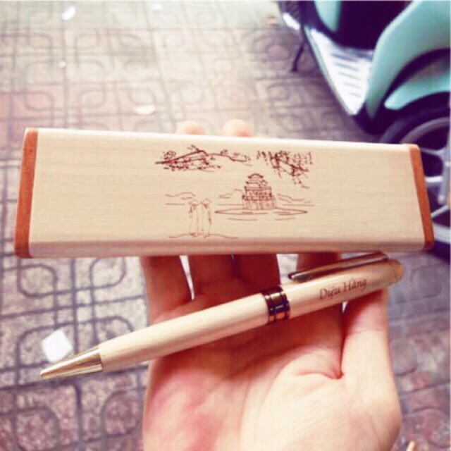 Bút gỗ khắc tên