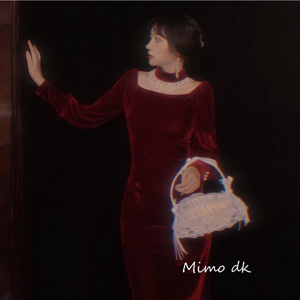 Đầm sườn xám nhung đỏ tay dài đính nút ngọc trai nhân tạo phong cách Trung Hoa retro