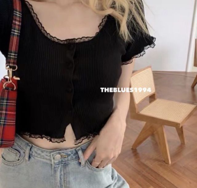 Áo kiểu croptop nút phối ren