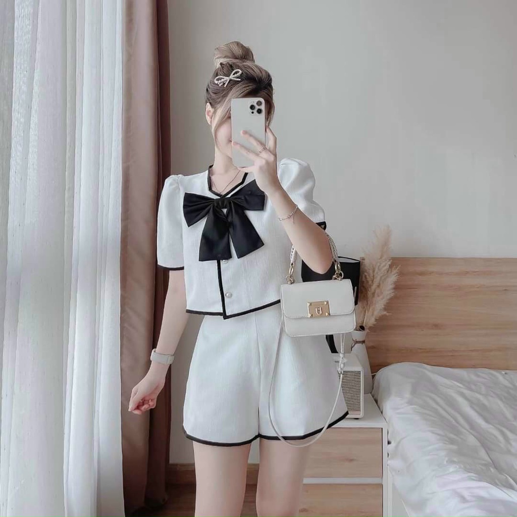 Set áo nơ ngực phối viền và quần ngắn xinh xắn