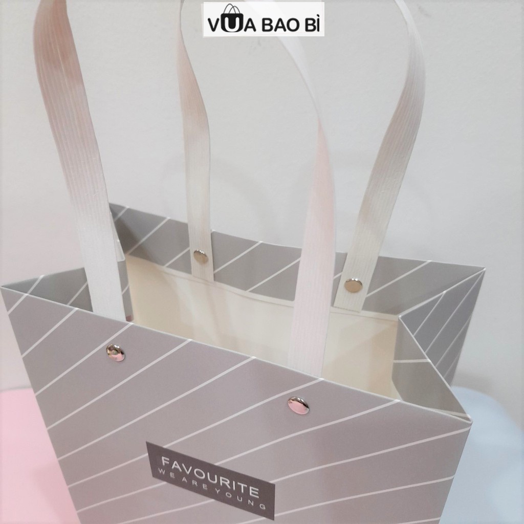 Túi đựng quà họa tiết kẻ hình chữ nhật trang nhã-Vua Bao Bì, túi quà quai dây đai chắc chắn