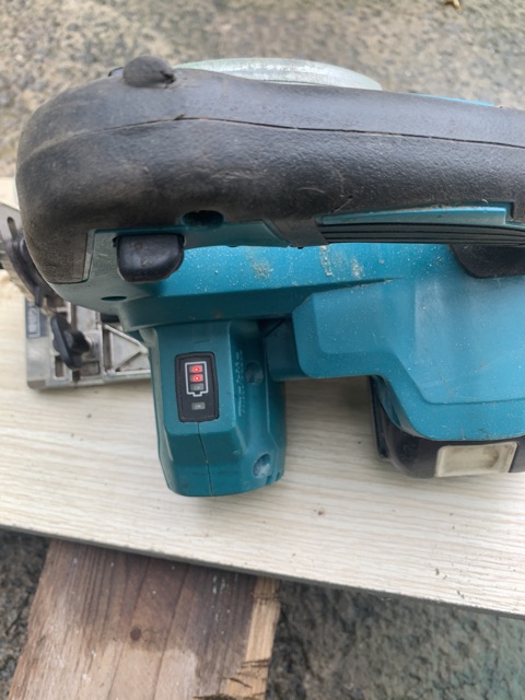 Cắt gỗ, gạch makita hs471d