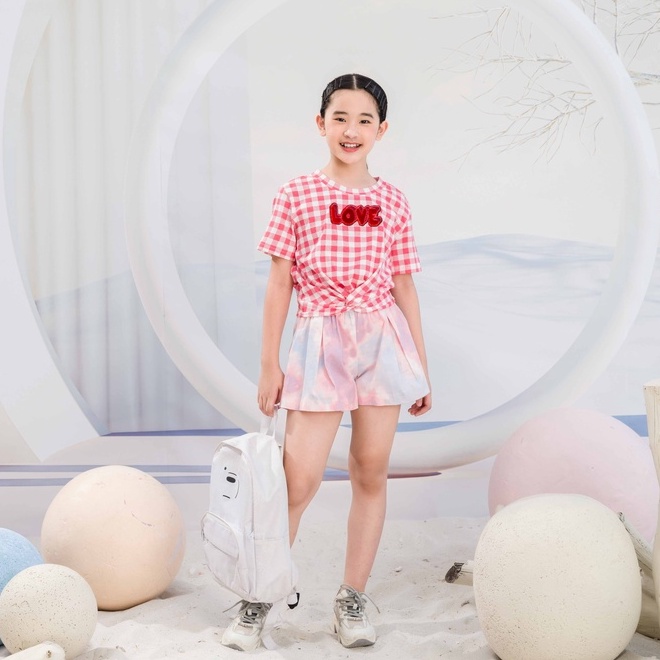 Áo thun JOOKYLI bé gái chữ Love xoắn eo 57G0980