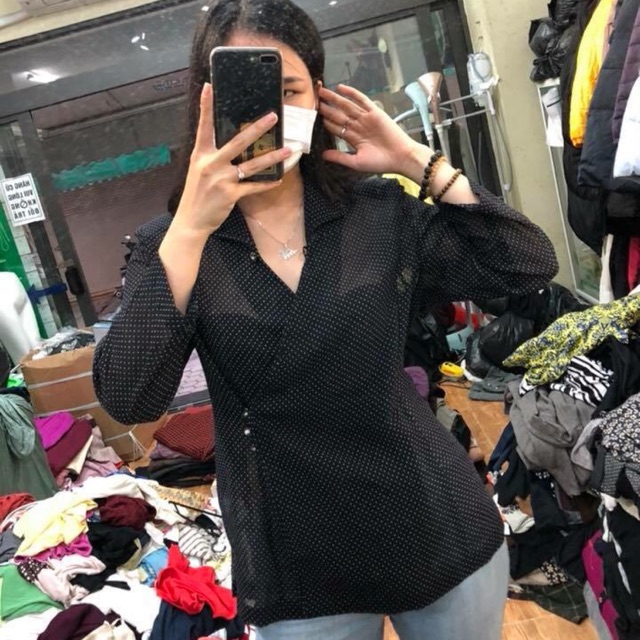 Sơ mi chấm bi xẻ tà cách điệu