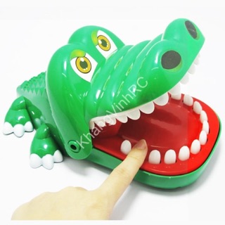 Đồ chơi cá sấu cắn tay