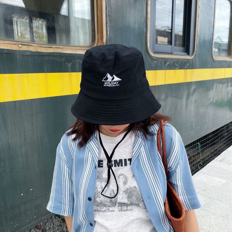 Mũ Tai Bèo Có Dây Thêu Chữ HOLIDAY (CÓ SẴN)