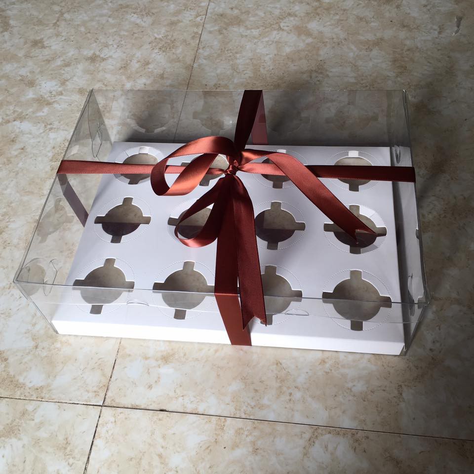 Hộp cupcake mica trong 12 bánh