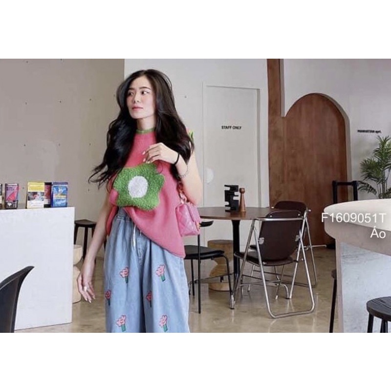 Áo len cổ tròn sát nách viền màu hình hoa to