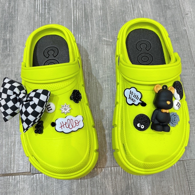 Dép Crocs đế cao 5cm kèm hình gắn bearbrick dễ thương