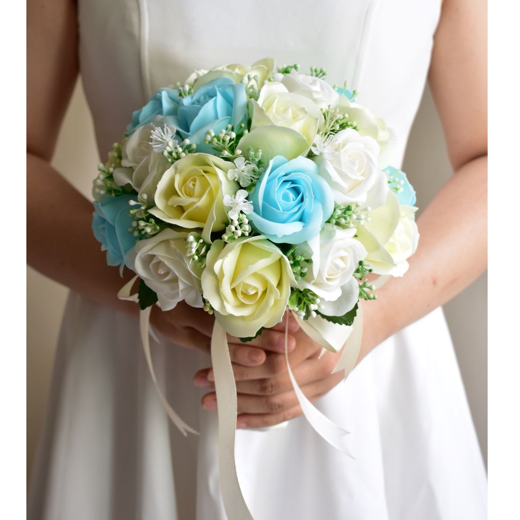 BÓ HOA CƯỚI CẦM TAY CÔ DÂU BẰNG HOA HỒNG SÁP THƠM MÀU XANH DƯƠNG NHẠT MÀU PASTEL. TẶNG KÈM HOA CÀI ÁO CHÚ RỂ